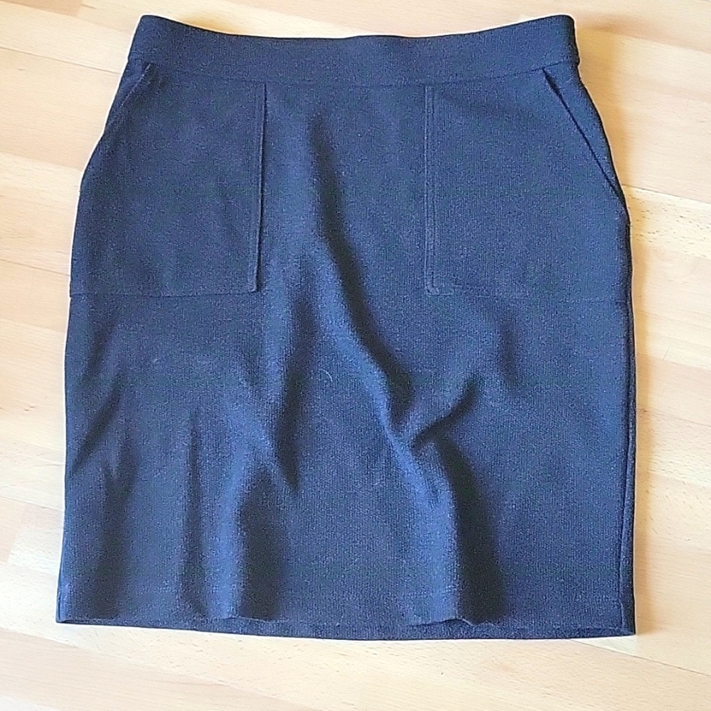 Loft dark gray skirt, size medium. Elastic waist.  Excellent condition
